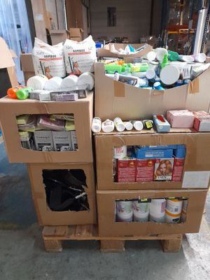 un carton rempli de fournitures, posé sur une palette