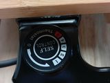 un gros plan d'une table sur laquelle se trouve une horloge