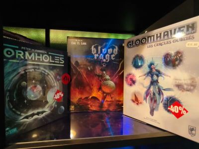 de nombreux jeux vidéo exposés sur une étagère
