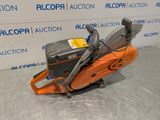 a chainsaw is sitting on a table in front of a wall