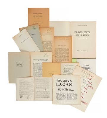 une image représentant une pile de vieux livres empilés les uns sur les autres