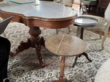 une femme assise à une table, devant un ordinateur portable