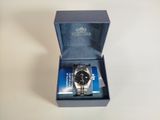 une photo d'une montre dans un coffret contenant une carte