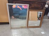 deux miroirs posés par terre l'un à côté de l'autre