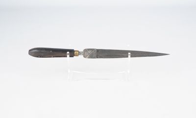 un couteau posé sur une table