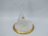 verre transparent avec un socle doré et un socle doré sur fond blanc