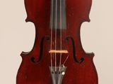 gros plan d'un violon avec un archet sur fond blanc