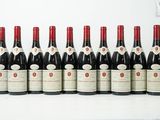 six bouteilles de vin sont alignées sur une table
