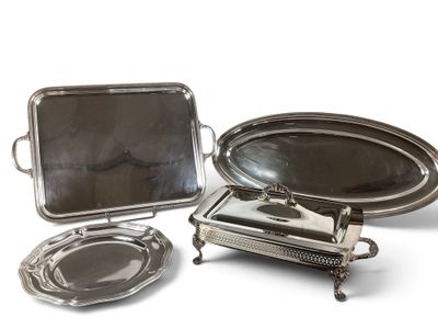 trois plateaux en argent et un plateau sur lequel est posé un miroir