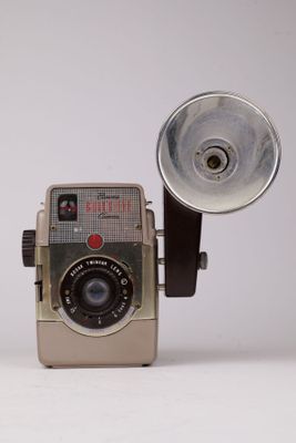 un vieil appareil photo équipé d'un flash et d'une lampe