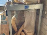 une pile de sacs et un tuyau d'arrosage dans un coin de la pièce