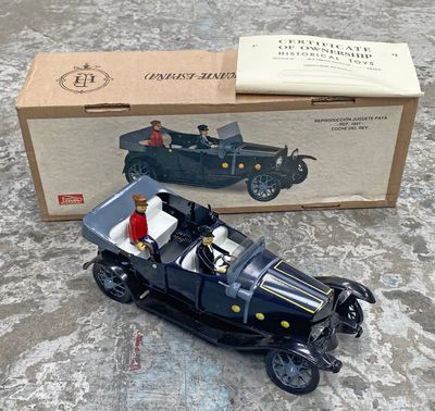 une voiture jouet placée devant une boîte