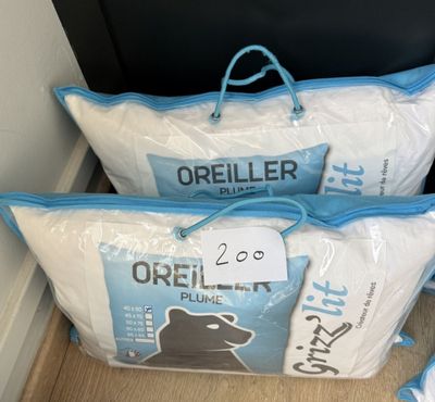 trois sacs de croquettes pour chien posés par terre les uns à côté des autres