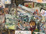 de nombreux tableaux posés par terre dans cette pièce