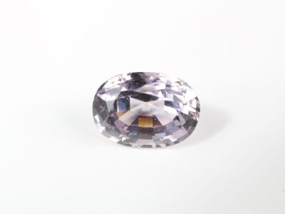 un saphir violet sur un fond blanc