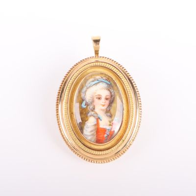 une image représentant un portrait miniature d'une femme dans un cadre doré