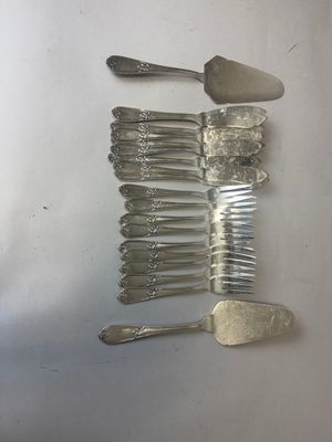 un grand nombre de fourchettes et de cuillères posées sur une table