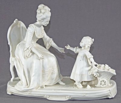 une figurine représentant une femme et un enfant assis sur un banc