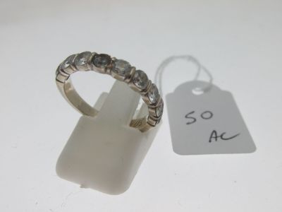 un gros plan d'une bague avec une étiquette de prix posée sur une table