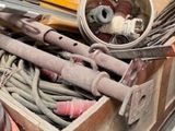 une boîte pleine d'outils posée sur une table