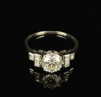 gros plan d'une bague en diamant sur une surface noire