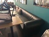 un canapé et une table dans une pièce aux murs bleus