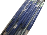 un tas de parapluies bleus emballés dans du plastique sur fond blanc
