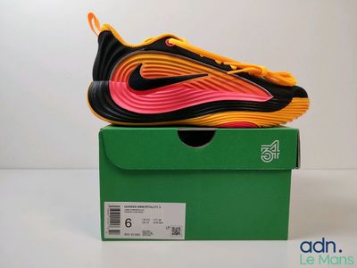 La Nike Air Max 97 se trouve dans une boîte posée sur une surface blanche