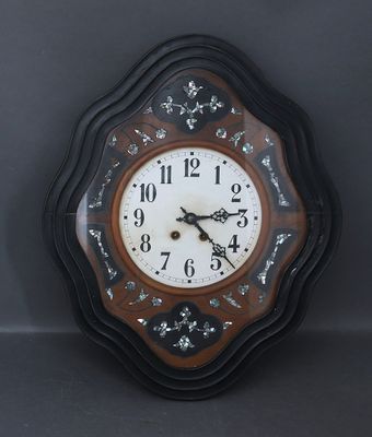 une horloge accrochée au mur de la pièce