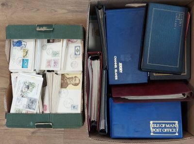 une boîte remplie de livres et de papiers posée sur un plancher en bois