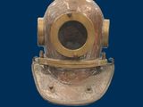 un casque de plongée doré sur fond bleu