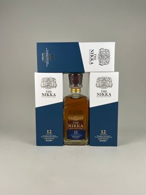 une bouteille de whisky Nikka 12 ans d'âge à côté de deux boîtes