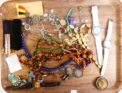 un plateau en bois sur lequel sont disposés divers bijoux
