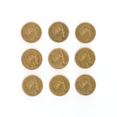 un ensemble de six souverains d'or sur un fond blanc