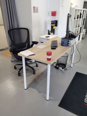 un bureau avec une chaise et un ordinateur dessus