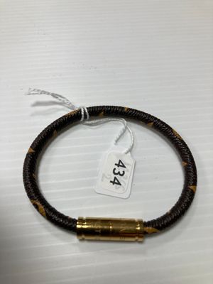 un gros plan d'un bracelet posé sur une table, avec une étiquette de prix