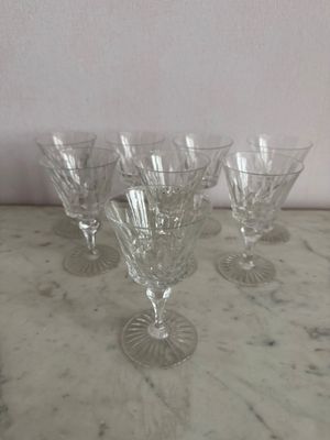 Quatre verres à vin sont alignés sur une table en marbre