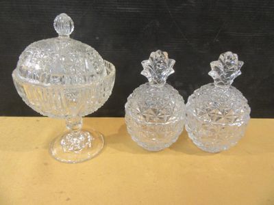 trois récipients en verre transparent posés sur une table