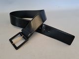 une ceinture en cuir noir avec une boucle dorée sur un fond blanc