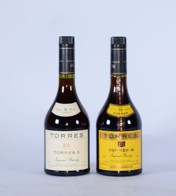 deux bouteilles de vin posées l'une à côté de l'autre sur une table