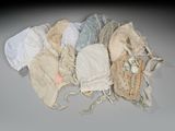 une pile de linges posée sur une table
