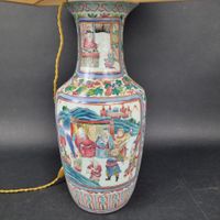 Vase de forme balustre en porcelaine émaillé polychrome à dé… (photo 4)