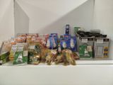 de nombreux produits alimentaires sur une étagère dans une pièce