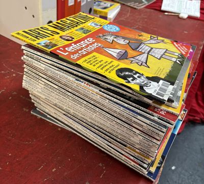 une pile de magazines posée sur une table dans une pièce