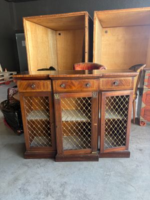 deux armoires en bois avec des portes vitrées au milieu de la pièce
