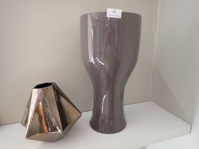 deux vases posés l'un à côté de l'autre sur une étagère