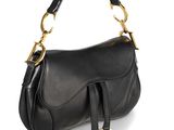 un sac à bandoulière en cuir noir avec des finitions dorées
