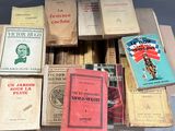 un grand nombre de livres empilés les uns sur les autres