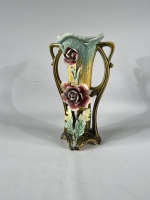 un vase avec des fleurs posé sur une table