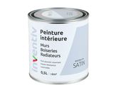 gros plan d'un pot de peinture sur fond blanc